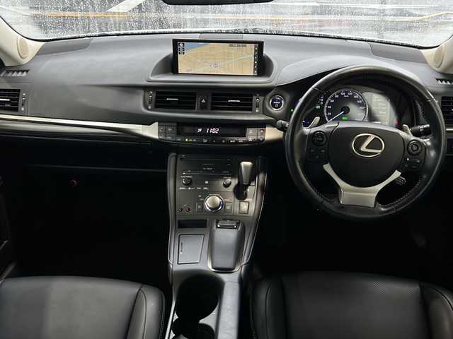 レクサス ＣＴ 200h バージョンC 東京都 2017(平29)年 4.6万km ソニッククォーツ ワンオーナー/SDナビ/11インチナビ/フルセグテレビ/バックカメラ/ETC2.0/前方ドラレコ/追従型クルーズコントロール/パドルシフト/本革巻きステアリング/レーンキープアシスト/SDREC/Bluetooth接続/パワーシート（D＋N席）/ヒートシーター（D＋N席）/プッシュスタート/S-VSC（ステアリングアシステッド・ビークル・スタビリティ・コントロール）/車両接近警報/オートハイビーム/純正アルミホイール/純正フロアマット