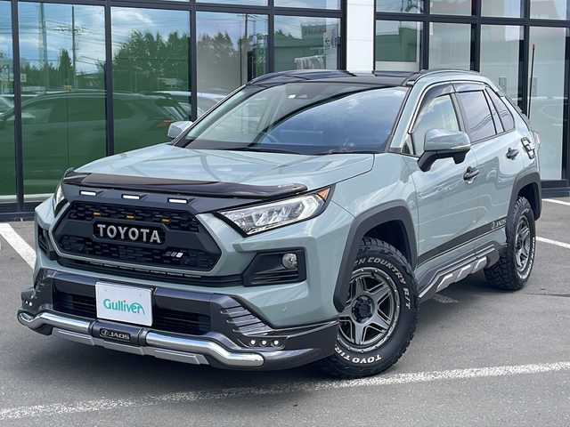 トヨタ ＲＡＶ４ アドベンチャー 道東・釧路十勝 2023(令5)年 2.2万km アーバンカーキ ・サンルーフ/・4WD/・純正10.5インチディスプレイオーディオ/（フルセグ.ラジオ.Miracast.BT）/・バックカメラ/・プリクラッシュセーフティ/・レーダークルーズコントロール/・車線逸脱警報/・ブラインドスポットモニター/・リアクロストラフィックアラート/・パーキングサポートブレーキ/・ロードサインアシスト/・ダウンヒルアシスト/・JAOSカスタマイズパーツ/【Fバンパー.サイド.ノーズ.ピラー】/・リアラダー/・バグガード/・横滑り防止/・ETC2.0/・MTモード付AT/・前席パワーシート/・前席シートヒーター/エアーシート/・革巻きステアリング/・ステアリングスイッチ/・電格ウィンカーミラー/・ドアバイザー