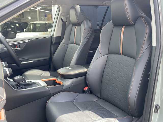 トヨタ ＲＡＶ４ アドベンチャー 道東・釧路十勝 2023(令5)年 2.2万km アーバンカーキ ・サンルーフ/・4WD/・純正10.5インチディスプレイオーディオ/（フルセグ.ラジオ.Miracast.BT）/・バックカメラ/・プリクラッシュセーフティ/・レーダークルーズコントロール/・車線逸脱警報/・ブラインドスポットモニター/・リアクロストラフィックアラート/・パーキングサポートブレーキ/・ロードサインアシスト/・ダウンヒルアシスト/・JAOSカスタマイズパーツ/【Fバンパー.サイド.ノーズ.ピラー】/・リアラダー/・バグガード/・横滑り防止/・ETC2.0/・MTモード付AT/・前席パワーシート/・前席シートヒーター/エアーシート/・革巻きステアリング/・ステアリングスイッチ/・電格ウィンカーミラー/・ドアバイザー
