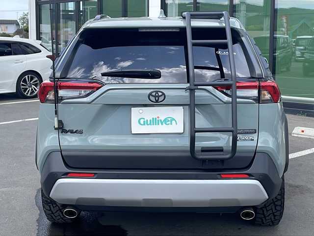 トヨタ ＲＡＶ４ アドベンチャー 道東・釧路十勝 2023(令5)年 2.2万km アーバンカーキ ・サンルーフ/・4WD/・純正10.5インチディスプレイオーディオ/（フルセグ.ラジオ.Miracast.BT）/・バックカメラ/・プリクラッシュセーフティ/・レーダークルーズコントロール/・車線逸脱警報/・ブラインドスポットモニター/・リアクロストラフィックアラート/・パーキングサポートブレーキ/・ロードサインアシスト/・ダウンヒルアシスト/・JAOSカスタマイズパーツ/【Fバンパー.サイド.ノーズ.ピラー】/・リアラダー/・バグガード/・横滑り防止/・ETC2.0/・MTモード付AT/・前席パワーシート/・前席シートヒーター/エアーシート/・革巻きステアリング/・ステアリングスイッチ/・電格ウィンカーミラー/・ドアバイザー