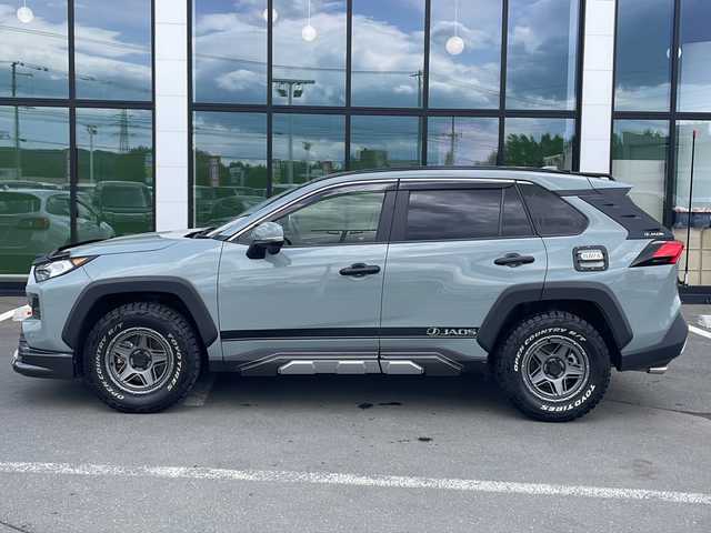 トヨタ ＲＡＶ４ アドベンチャー 道東・釧路十勝 2023(令5)年 2.2万km アーバンカーキ ・サンルーフ/・4WD/・純正10.5インチディスプレイオーディオ/（フルセグ.ラジオ.Miracast.BT）/・バックカメラ/・プリクラッシュセーフティ/・レーダークルーズコントロール/・車線逸脱警報/・ブラインドスポットモニター/・リアクロストラフィックアラート/・パーキングサポートブレーキ/・ロードサインアシスト/・ダウンヒルアシスト/・JAOSカスタマイズパーツ/【Fバンパー.サイド.ノーズ.ピラー】/・リアラダー/・バグガード/・横滑り防止/・ETC2.0/・MTモード付AT/・前席パワーシート/・前席シートヒーター/エアーシート/・革巻きステアリング/・ステアリングスイッチ/・電格ウィンカーミラー/・ドアバイザー