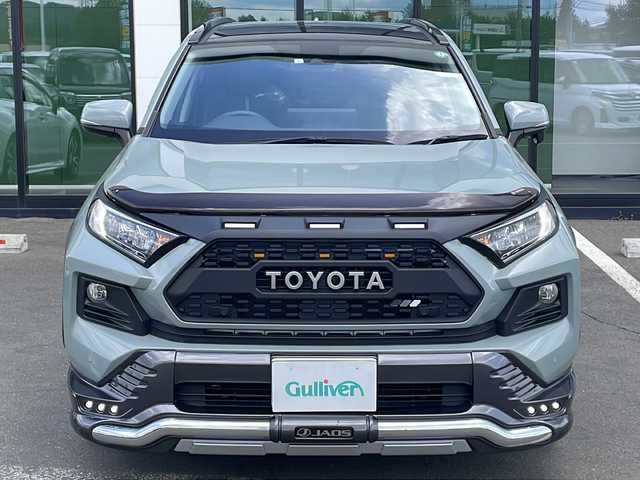トヨタ ＲＡＶ４ アドベンチャー 道東・釧路十勝 2023(令5)年 2.2万km アーバンカーキ ・サンルーフ/・4WD/・純正10.5インチディスプレイオーディオ/（フルセグ.ラジオ.Miracast.BT）/・バックカメラ/・プリクラッシュセーフティ/・レーダークルーズコントロール/・車線逸脱警報/・ブラインドスポットモニター/・リアクロストラフィックアラート/・パーキングサポートブレーキ/・ロードサインアシスト/・ダウンヒルアシスト/・JAOSカスタマイズパーツ/【Fバンパー.サイド.ノーズ.ピラー】/・リアラダー/・バグガード/・横滑り防止/・ETC2.0/・MTモード付AT/・前席パワーシート/・前席シートヒーター/エアーシート/・革巻きステアリング/・ステアリングスイッチ/・電格ウィンカーミラー/・ドアバイザー