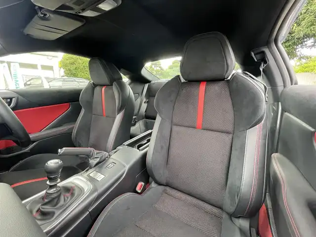 トヨタ ＧＲ８６ RZ 東京都 2022(令4)年 0.2万km クリスタルホワイトパール ワンオーナー/純正9インチSDナビ（NSZT-Y68T）/・Bluetoothオーディオ/USBオーディオ/・フルセグTV/AUX/DVD/バックカメラ/スポーツアルミペダル/クルーズコントロール/シートヒーター（前席）/ドライブレコーダー（前後）/・DC-DR652/取扱説明書/保証書/スペアキー1本/R5/R6年分ディーラー法定整備記録簿