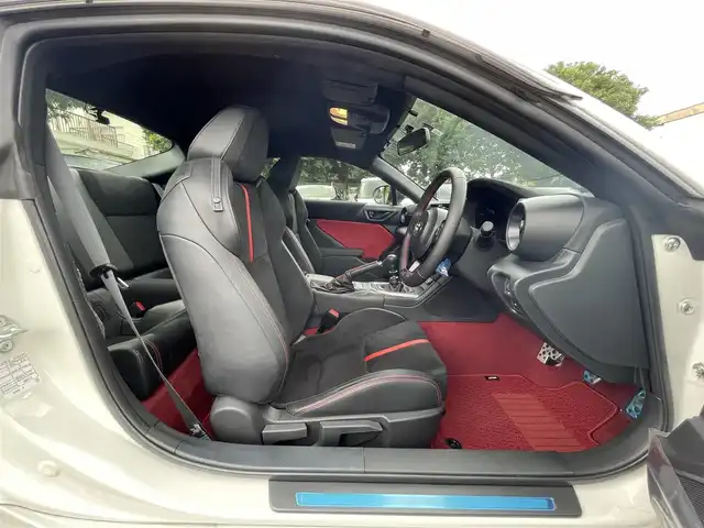 トヨタ ＧＲ８６ RZ 東京都 2022(令4)年 0.2万km クリスタルホワイトパール ワンオーナー/純正9インチSDナビ（NSZT-Y68T）/・Bluetoothオーディオ/USBオーディオ/・フルセグTV/AUX/DVD/バックカメラ/スポーツアルミペダル/クルーズコントロール/シートヒーター（前席）/ドライブレコーダー（前後）/・DC-DR652/取扱説明書/保証書/スペアキー1本/R5/R6年分ディーラー法定整備記録簿