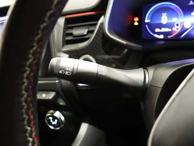 ルノー ルノー アルカナ RSライン E-テックハイブリッド 静岡県 2022(令4)年 2.8万km パール リアスポイラー　/３６０°ドラレコ　/ハーフレザー　/シートヒーター　/ステアヒーター　/ＡＣＣ　ＬＫＡ　ＢＳＭ　/AppleＣａｒｐｌａｙ　/トラフィックサポート　/自動駐車　/無線充電　/スマートキー　/ＥＴＣ　/前席パワーシート