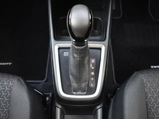 スズキ スイフト XG 福岡県 2023(令5)年 2.8万km ピュアホワイトP デュアルセンサーブレーキサポート/BSM/レーダークルーズコントロール/バックセンサー/運転席シートヒーター/純正フロアマット/プッシュスタート/スマートキー