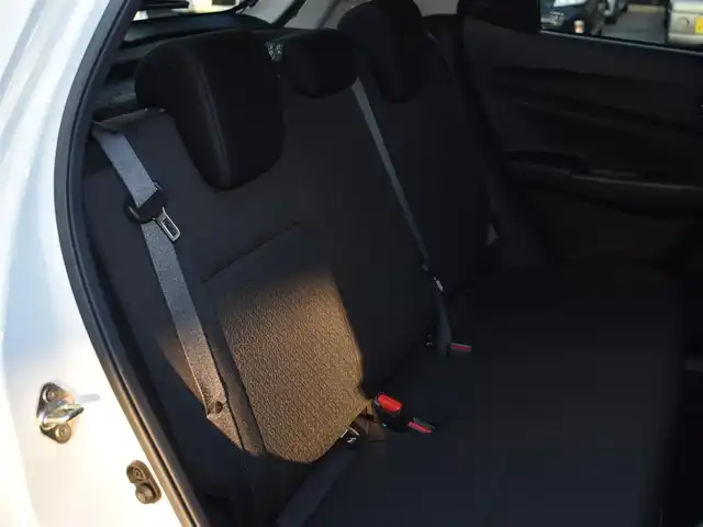 スズキ スイフト XG 福岡県 2023(令5)年 2.8万km ピュアホワイトP デュアルセンサーブレーキサポート/BSM/レーダークルーズコントロール/バックセンサー/運転席シートヒーター/純正フロアマット/プッシュスタート/スマートキー