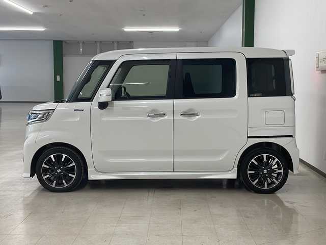 スズキ スペーシア カスタム HYBRID XS 熊本県 2022(令4)年 2.4万km ピュアホワイトP 社外メモリナビ（ＣＤ/ＤＶＤ/ＢＴ/ラジオ）/全方位カメラ/ＥＴＣ/前方ドライブレコーダー/両側パワースライドドア/後方コーナーセンサー/リアサーキュレーター/サンシェード/Ｄ席シートヒーター/ハーフレザーシート/衝突軽減システム/横滑り防止装置/レーンキープアシスト/プッシュスタート/スマートキー/純正15インチＡＷ/社外フロアマット/オートライト/フォグランプ