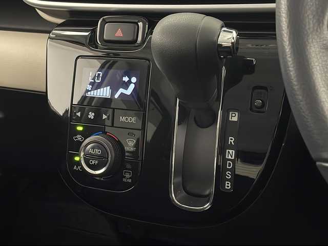 ダイハツ ムーヴ キャンバス G ブラックインテリア リミテッド SAⅢ 宮崎県 2020(令2)年 2.7万km パールホワイトⅢ 禁煙車/衝突被害軽減ブレーキ/純正ディスプレイオーディオ/（DUK-W69D/CD/DVD/Bluetooth/FMAM）/純正セキュリティアラーム/純正LEDオートライト/純正LEDフォグ/純正フロアマット/ブラックインテリア/両側電動スライドドア/パノラミックビューモニター/オートマチックハイビーム/クリアランスソナー/オート電動格納ミラー/オートエアコン/本革巻ハンドル/スマートキー/プッシュエンジンスタート/スペアキー/新車時保証書/取扱い説明書