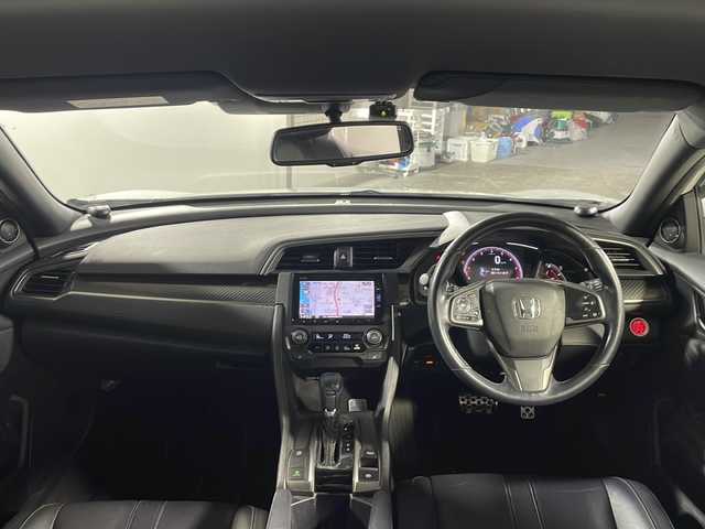 ホンダ シビック ハッチバック 沖縄県 2018(平30)年 8.7万km ホワイトオーキッドパール 禁煙車/ターボ車/衝突軽減ブレーキ/車線逸脱警報/純正ナビ/AM/FM/CD/DVD/ワンセグTV/Bluetooth/バックカメラ/追従式クルーズコントロール/レザーシート/パワーシート/シートヒーター/LEDヘッドライト/純正ドライブレコーダー前方/ビルトインETC/純正18インチアルミホイール/オートライト/保証書/取扱説明書/ABS/カーテンエアバッグ