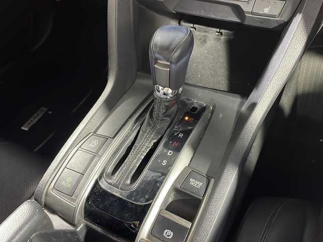 ホンダ シビック ハッチバック 沖縄県 2018(平30)年 8.7万km ホワイトオーキッドパール 禁煙車/ターボ車/衝突軽減ブレーキ/車線逸脱警報/純正ナビ/AM/FM/CD/DVD/ワンセグTV/Bluetooth/バックカメラ/追従式クルーズコントロール/レザーシート/パワーシート/シートヒーター/LEDヘッドライト/純正ドライブレコーダー前方/ビルトインETC/純正18インチアルミホイール/オートライト/保証書/取扱説明書/ABS/カーテンエアバッグ