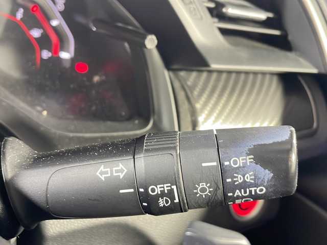 ホンダ シビック ハッチバック 沖縄県 2018(平30)年 8.7万km ホワイトオーキッドパール 禁煙車/ターボ車/衝突軽減ブレーキ/車線逸脱警報/純正ナビ/AM/FM/CD/DVD/ワンセグTV/Bluetooth/バックカメラ/追従式クルーズコントロール/レザーシート/パワーシート/シートヒーター/LEDヘッドライト/純正ドライブレコーダー前方/ビルトインETC/純正18インチアルミホイール/オートライト/保証書/取扱説明書/ABS/カーテンエアバッグ