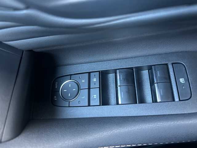 トヨタ アルファード Z 大阪府 2024(令6)年 0.6万km ブラック ワンオーナー/純正ナビ（フルセグTV/Bluetooth/AM・FM）/全周囲カメラ/純正フリップダウンモニター/左右独立ムーンルーフ/HDMI/オットマン/ステアリングヒーター/シートヒーター/エアーシート/両側パワースライドドア/快適温熱シート/ベンチレーションシート/ブレーキホールドボタン電子パーキング/パワーバックドア/3眼LEDヘッドランプ/LEDシーケンシャルターンランプ/ロードサインアシスト/発進遅れ告知機能/ETC2.0