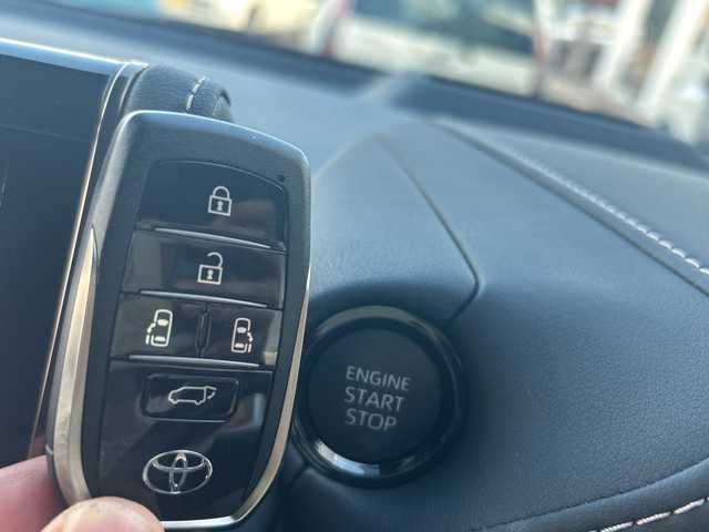 トヨタ アルファード Z 大阪府 2024(令6)年 0.6万km ブラック ワンオーナー/純正ナビ（フルセグTV/Bluetooth/AM・FM）/全周囲カメラ/純正フリップダウンモニター/左右独立ムーンルーフ/HDMI/オットマン/ステアリングヒーター/シートヒーター/エアーシート/両側パワースライドドア/快適温熱シート/ベンチレーションシート/ブレーキホールドボタン電子パーキング/パワーバックドア/3眼LEDヘッドランプ/LEDシーケンシャルターンランプ/ロードサインアシスト/発進遅れ告知機能/ETC2.0