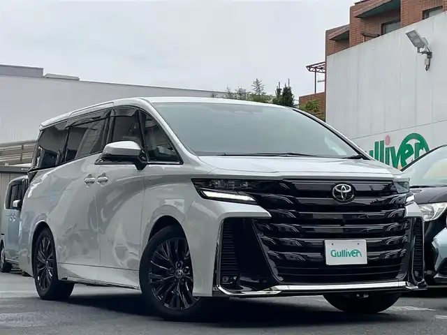トヨタ ヴェルファイア ハイブリット Z プレミア 東京都 2023(令5)年 1.1万km プラチナホワイトパールマイカ トヨタセーフティーセンス/ワンオーナー/純正SDナビ/・フルセグTV/・FM・AM/・Bluetooth接続/本革レザーシート（茶）/・パワーシート/・後席エグゼクティブパワーシート/・シートヒーター/・エアーシート/両サイドムーンルーフ/後席フリップダウンモニター/バックカメラ/全周囲カメラ/両側パワースライドドア/パワーバックドア/デジタルインナーミラー/レーダークルーズコントロール/ヘッドアップディスプレイ/USB・Cタイプ入力端子/ドラレコ/ETC/WAC/19インチ純正AW/おくだけ充電/スマートキー/スペアキー/ABS/横滑り防止/取扱説明書＆保証書
