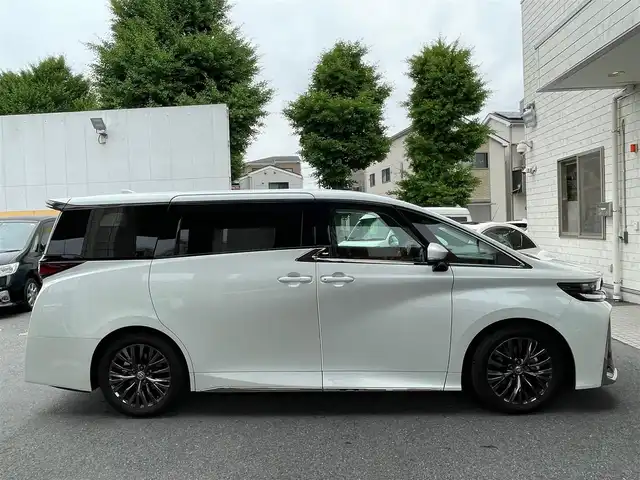 トヨタ ヴェルファイア ハイブリット Z プレミア 東京都 2023(令5)年 1.1万km プラチナホワイトパールマイカ トヨタセーフティーセンス/ワンオーナー/純正SDナビ/・フルセグTV/・FM・AM/・Bluetooth接続/本革レザーシート（茶）/・パワーシート/・後席エグゼクティブパワーシート/・シートヒーター/・エアーシート/両サイドムーンルーフ/後席フリップダウンモニター/バックカメラ/全周囲カメラ/両側パワースライドドア/パワーバックドア/デジタルインナーミラー/レーダークルーズコントロール/ヘッドアップディスプレイ/USB・Cタイプ入力端子/ドラレコ/ETC/WAC/19インチ純正AW/おくだけ充電/スマートキー/スペアキー/ABS/横滑り防止/取扱説明書＆保証書