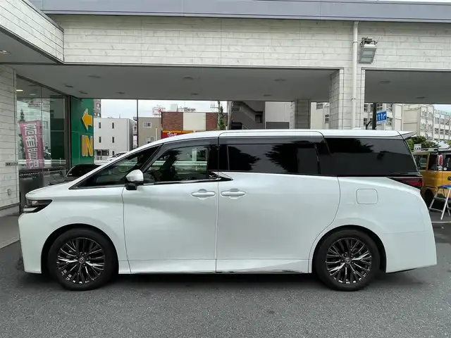トヨタ ヴェルファイア ハイブリット Z プレミア 東京都 2023(令5)年 1.1万km プラチナホワイトパールマイカ トヨタセーフティーセンス/ワンオーナー/純正SDナビ/・フルセグTV/・FM・AM/・Bluetooth接続/本革レザーシート（茶）/・パワーシート/・後席エグゼクティブパワーシート/・シートヒーター/・エアーシート/両サイドムーンルーフ/後席フリップダウンモニター/バックカメラ/全周囲カメラ/両側パワースライドドア/パワーバックドア/デジタルインナーミラー/レーダークルーズコントロール/ヘッドアップディスプレイ/USB・Cタイプ入力端子/ドラレコ/ETC/WAC/19インチ純正AW/おくだけ充電/スマートキー/スペアキー/ABS/横滑り防止/取扱説明書＆保証書