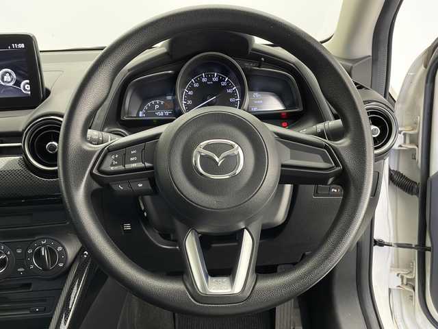 マツダ デミオ 15S 長野県 2018(平30)年 4.6万km スノーフレイクホワイトパールマイカ 純正ナビ（フルセグ/DVD/CD/BT）/スマートシティブレーキサポート/ブラインドスポットモニタリング (BSM)/レーンキープアシスト (LAS)/バックソナー/スペアーキー/ハロゲンヘッドライト/オートライト/アイドリングストップ/電動格納ドアミラー/プッシュスタート/フロアマット/ドアバイザー/冬タイヤ積込み/車両取扱説明書