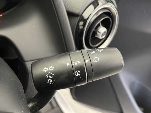 マツダ デミオ 15S 長野県 2018(平30)年 4.6万km スノーフレイクホワイトパールマイカ 純正ナビ（フルセグ/DVD/CD/BT）/スマートシティブレーキサポート/ブラインドスポットモニタリング (BSM)/レーンキープアシスト (LAS)/バックソナー/スペアーキー/ハロゲンヘッドライト/オートライト/アイドリングストップ/電動格納ドアミラー/プッシュスタート/フロアマット/ドアバイザー/冬タイヤ積込み/車両取扱説明書