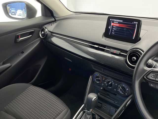 マツダ デミオ 15S 長野県 2018(平30)年 4.6万km スノーフレイクホワイトパールマイカ 純正ナビ（フルセグ/DVD/CD/BT）/スマートシティブレーキサポート/ブラインドスポットモニタリング (BSM)/レーンキープアシスト (LAS)/バックソナー/スペアーキー/ハロゲンヘッドライト/オートライト/アイドリングストップ/電動格納ドアミラー/プッシュスタート/フロアマット/ドアバイザー/冬タイヤ積込み/車両取扱説明書