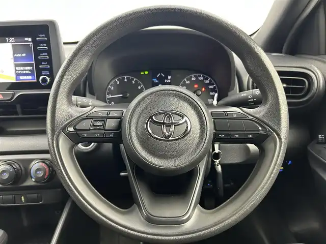 トヨタ ヤリス X 千葉県 2020(令2)年 6.9万km ブラック 禁煙車/プリクラッシュセーフティ/純正ディスプレイオーディオ/Bluetooth接続/バックカメラ/ブラインドスポットモニター/レーンアシスト/クリアランスソナー/リヤクロストラフィックアラート/パーキングサポートブレーキ/ロードサインアシスト/オートライト/オートハイビーム/横滑り防止機能/ビルトインETC/ステアリングスイッチ/純正フロアマット/取扱説明書