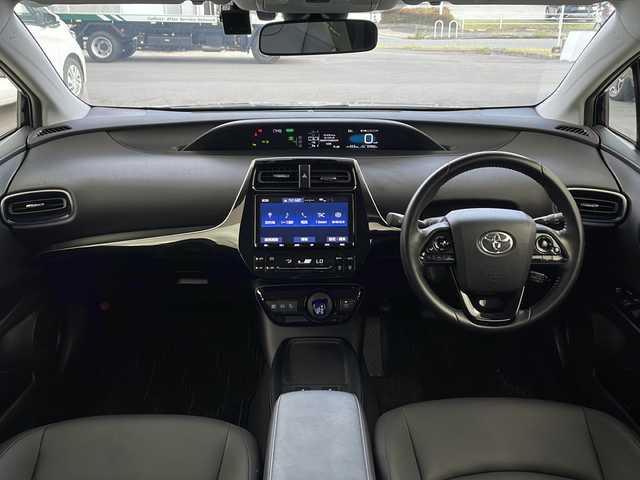 トヨタ プリウス Sツーリングセレクション 兵庫県 2019(令1)年 3.8万km アティチュードブラックマイカ ・純正ナビ/Bluetooth/CD/DVD/TV/・バックカメラ/・ビルドインETC/・トヨタセーフティセンス/・プリクラッシュセーフティ/・レーンキープアシスト/・盗難防止装置/・クリアランスソナー/・レーダークルーズコントロール/・前後コーナーセンサー/・前方ドライブレコーダー/・純正17インチアルミホイール/・純正フロアマット/・カーテンエアバッグ/・LEDオートライト/・オートマチックハイビーム/・レザーシート/・前席シートヒーター/・バックカメラ