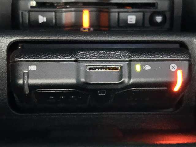 マツダ マツダ３セダン 20S プロアクティブ 愛媛県 2020(令2)年 6.9万km スノーフレイクホワイトパールマイカ 登録時走行距離：69018Km/メーカーオプション純正SDナビ/AM/FM/フルセグTV/DVD/Bluetooth/BOSEスピーカー/ヘッドアップディスプレイ/全周囲カメラ/前方ドライブレコーダー/横滑り防止装置/衝突軽減システム/ビルトインETC/パーキングアシスト/LEDヘッドライト/オートライト/フォグランプ/エンジンスタートボタン/シートヒーター/ハンドルヒーター/スマートキー/純正アルミホイール/純正フロアマット/シートメモリー