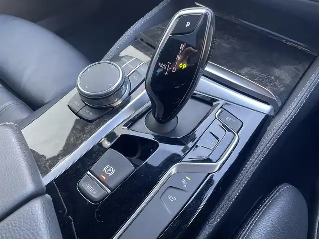 ＢＭＷ ５２３ｄ Mスポーツ 東京都 2017(平29)年 7.2万km アルピンホワイトⅢ 純正ＨＤＤナビ、フルセグＴＶ/ドライビングアシストプラス/・アクティブクルーズコントロール/・ステアリング/レーンコントロールアシスト/・レーンディバーチャーウォーニング/・レーンチェンジウォーニング/・アクティブサイドコリジョンプロテクション/・前車接近警告機能/・衝突回避/被害軽減ブレーキ/・後車衝突警告機能/・クロストラフィックウォーニング/パーキングアシストプラス/全方位カメラ/サンルーフ/ブラインドスポットモニター/レザーシート/全席シートヒーター/コーナーセンサー/ＬＥＤヘッドランプ/純正19インチAW(Mスポーツ)/Mスポーツサスペンション/ETC/保証書、取説/スペアキー有