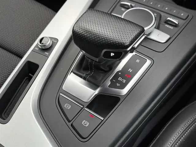 アウディ Ａ４ 2.0TFSIスポーツ S ライン PKG 静岡県 2016(平28)年 2.6万km ミトスブラックメタリック ハーフレザーシート/マトリクスLEDヘッドライト/バーチャルコックピット/MMI/(CD/DVD/Bluetooth/フルセグ)/バックカメラ/クルーズコントロール/レーンキープアシスト/パーキングアシスト/アドバンストキー/パワーシート/シートヒーター/ETC/フロアマット/純正18インチアルミホイール/保証書/取説/スペアキー