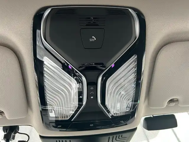 ＢＭＷ ７４０ｄ xDrive エクセレンス 石川県 2017(平29)年 4万km 黒 4WD/純正HDDナビ/　Bluetooth・AM/FM・CD・DVD・USB/harman/kardonプレミアムサウンド/フルセグTV/ETC/全方位カメラ/ドライブレコーダー/サンルーフ/アダプティブクルーズコントロール/パワーシート（D+N席）/シートメモリー/シートヒーター（全席）/エアシート（D+N席）/AUTO HOLD/アンチロック・ブレーキ・システム/衝突被害軽減システム/横滑り防止装置/前後コーナーセンサー/レーンキープアシスト/盗難防止装置/パーキングアシスト/アイドリングストップ/エアバッグ（W+サイド）/カーテンエアバッグ/オートマチックハイビーム/LEDヘッドライト/純正アルミホイール/スマートキー/プッシュスタート/スペアキー×2