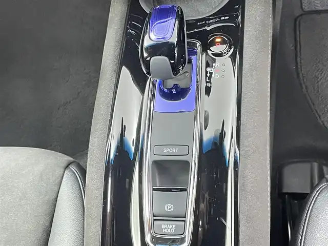 ホンダ ヴェゼル ハイブリッド RS ホンダセンシング 千葉県 2017(平29)年 5.6万km ホワイトオーキッドパール ホンダセンシング/・衝突軽減ブレーキ/・歩行者事故低減ステアリング/・アダプティブ・クルーズ・コントロール/・車線維持支援システム/・路外逸脱抑制機能/・誤発進抑制機能/・先行車発進お知らせ機能/・標識認識機能/純正8インチSDナビ/CD DVD BT フルセグ/バックカメラ/LEDオートライト/ハーフレザーシート/前席シートヒーター/パドルシフト/純正18インチアルミホイール/プッシュスタート/スマートキー/ETC