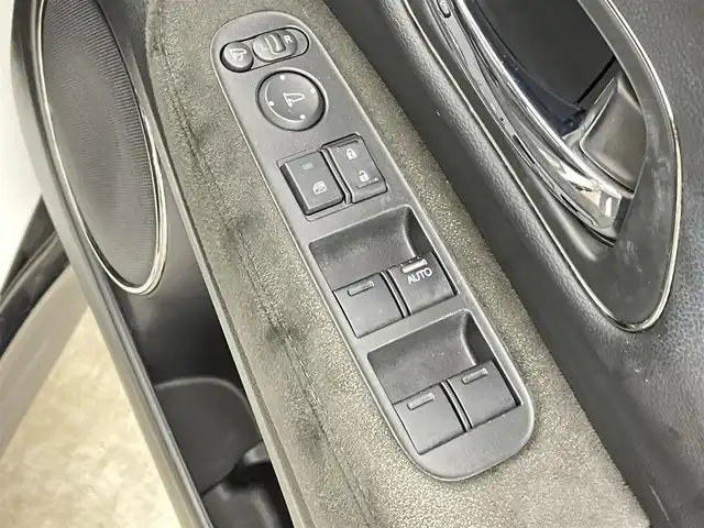 ホンダ ヴェゼル ハイブリッド RS ホンダセンシング 千葉県 2017(平29)年 5.6万km ホワイトオーキッドパール ホンダセンシング/・衝突軽減ブレーキ/・歩行者事故低減ステアリング/・アダプティブ・クルーズ・コントロール/・車線維持支援システム/・路外逸脱抑制機能/・誤発進抑制機能/・先行車発進お知らせ機能/・標識認識機能/純正8インチSDナビ/CD DVD BT フルセグ/バックカメラ/LEDオートライト/ハーフレザーシート/前席シートヒーター/パドルシフト/純正18インチアルミホイール/プッシュスタート/スマートキー/ETC