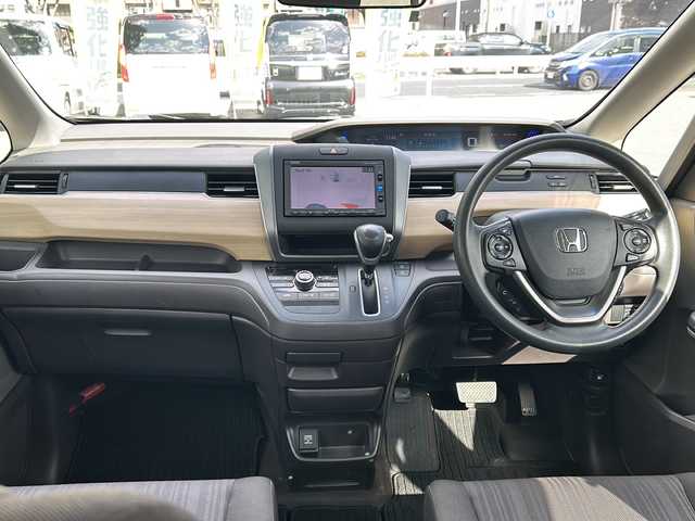 ホンダ フリード G ホンダセンシング 鳥取県 2017(平29)年 8万km クリスタルブラックパール ナビ装着用スペシャルパッケージ＋ETC車載器(ナビ連動)/Honda SENSING/Hondaスマートキーシステム＋イモビライザー/スライドドアイージークローザー(リア両側)/左側パワースライドドア/右側パワースライドドア/LEDヘッドライト＋アクティブコーナリングライト/センターテーブル/バックカメラ/アイドリングストップ/クルーズコントロール/ドアバイザー/プッシュスタート/ETC/AM/FM、CD/DVD/Bluetooth、iPod