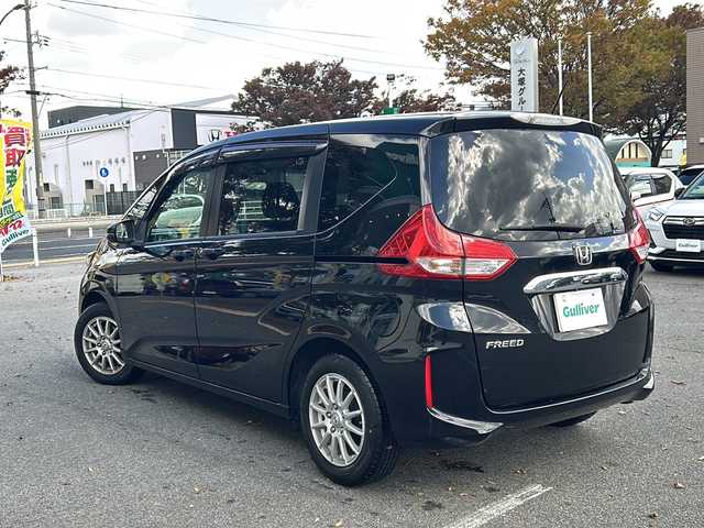 ホンダ フリード G ホンダセンシング 鳥取県 2017(平29)年 8万km クリスタルブラックパール ナビ装着用スペシャルパッケージ＋ETC車載器(ナビ連動)/Honda SENSING/Hondaスマートキーシステム＋イモビライザー/スライドドアイージークローザー(リア両側)/左側パワースライドドア/右側パワースライドドア/LEDヘッドライト＋アクティブコーナリングライト/センターテーブル/バックカメラ/アイドリングストップ/クルーズコントロール/ドアバイザー/プッシュスタート/ETC/AM/FM、CD/DVD/Bluetooth、iPod