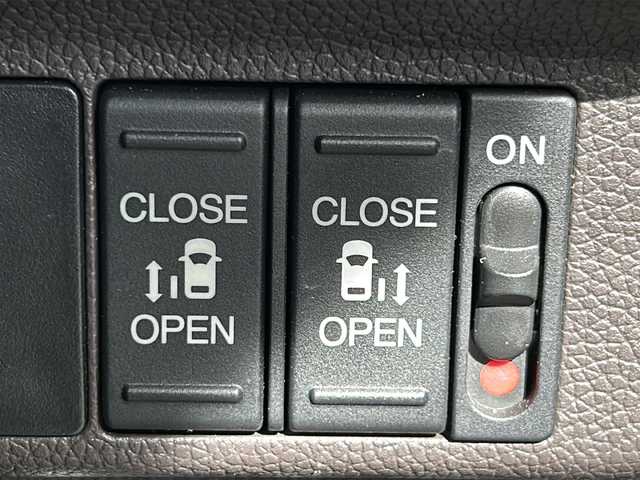 ホンダ フリード G ホンダセンシング 鳥取県 2017(平29)年 8万km クリスタルブラックパール ナビ装着用スペシャルパッケージ＋ETC車載器(ナビ連動)/Honda SENSING/Hondaスマートキーシステム＋イモビライザー/スライドドアイージークローザー(リア両側)/左側パワースライドドア/右側パワースライドドア/LEDヘッドライト＋アクティブコーナリングライト/センターテーブル/バックカメラ/アイドリングストップ/クルーズコントロール/ドアバイザー/プッシュスタート/ETC/AM/FM、CD/DVD/Bluetooth、iPod