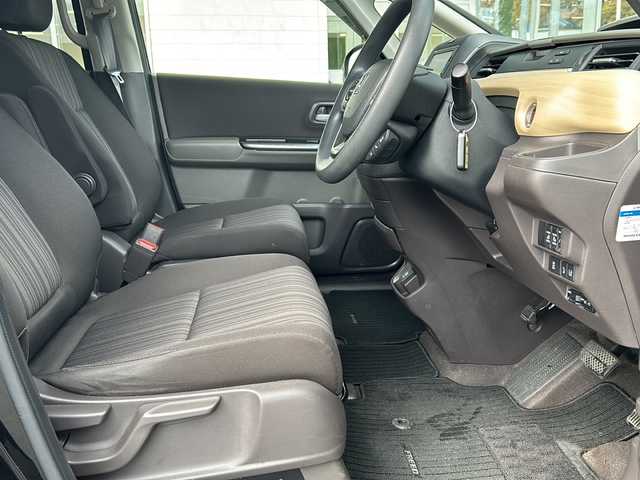 ホンダ フリード G ホンダセンシング 鳥取県 2017(平29)年 8万km クリスタルブラックパール ナビ装着用スペシャルパッケージ＋ETC車載器(ナビ連動)/Honda SENSING/Hondaスマートキーシステム＋イモビライザー/スライドドアイージークローザー(リア両側)/左側パワースライドドア/右側パワースライドドア/LEDヘッドライト＋アクティブコーナリングライト/センターテーブル/バックカメラ/アイドリングストップ/クルーズコントロール/ドアバイザー/プッシュスタート/ETC/AM/FM、CD/DVD/Bluetooth、iPod