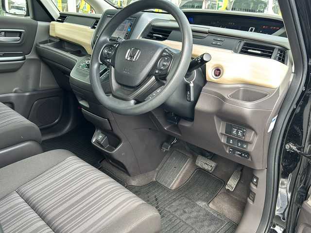 ホンダ フリード G ホンダセンシング 鳥取県 2017(平29)年 8万km クリスタルブラックパール ナビ装着用スペシャルパッケージ＋ETC車載器(ナビ連動)/Honda SENSING/Hondaスマートキーシステム＋イモビライザー/スライドドアイージークローザー(リア両側)/左側パワースライドドア/右側パワースライドドア/LEDヘッドライト＋アクティブコーナリングライト/センターテーブル/バックカメラ/アイドリングストップ/クルーズコントロール/ドアバイザー/プッシュスタート/ETC/AM/FM、CD/DVD/Bluetooth、iPod