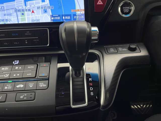 ホンダ ステップワゴン スパーダ クルスピセンシング 宮崎県 2021(令3)年 5.9万km プラチナホワイトパール ワンオーナー/Honda SENSING/〇衝突軽減ブレーキ〈CMBS〉/〇誤発進抑制機能/〇歩行者事故低減ステアリング/〇路外逸脱抑制機能/〇渋滞追従機能付ACC〈アダプティブ・クルーズ・コントロール〉/〇LKAS〈車線維持支援システム〉/〇先行車発進お知らせ機能/〇標識認識機能/純正10インチSDナビ/フルセグTV/CD/DVD/Bluetooth/バックカメラ/純正11.6インチ後席フリップダウンモニター(VM-185EN)/両側パワースライドドア/わくわくゲート/FABTECT(撥水撥油シート)/シートヒーター/パドルシフト/純正17インチAW/ビルトインETC2.0/LEDヘッドライト/前後ドライブレコーダー/スマートキー×2/保証書/取扱説明書