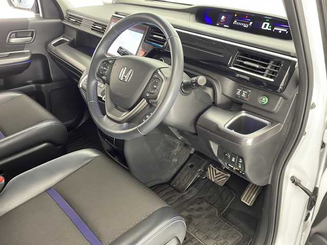 ホンダ ステップワゴン スパーダ クルスピセンシング 宮崎県 2021(令3)年 5.9万km プラチナホワイトパール ワンオーナー/Honda SENSING/〇衝突軽減ブレーキ〈CMBS〉/〇誤発進抑制機能/〇歩行者事故低減ステアリング/〇路外逸脱抑制機能/〇渋滞追従機能付ACC〈アダプティブ・クルーズ・コントロール〉/〇LKAS〈車線維持支援システム〉/〇先行車発進お知らせ機能/〇標識認識機能/純正10インチSDナビ/フルセグTV/CD/DVD/Bluetooth/バックカメラ/純正11.6インチ後席フリップダウンモニター(VM-185EN)/両側パワースライドドア/わくわくゲート/FABTECT(撥水撥油シート)/シートヒーター/パドルシフト/純正17インチAW/ビルトインETC2.0/LEDヘッドライト/前後ドライブレコーダー/スマートキー×2/保証書/取扱説明書