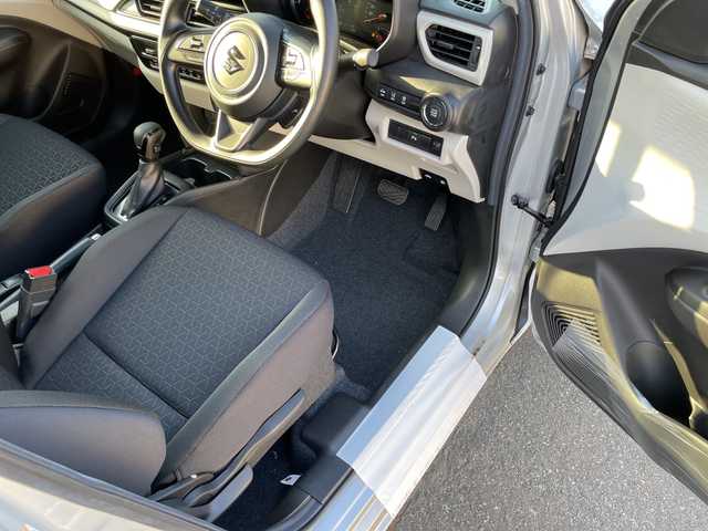 スズキ スイフト XG 道東・釧路十勝 2025(令7)年 0.1千km スターシルバーメタリック ナビなし/4WD　/スズキ　セーフティ　サポート　/前後コーナーセンサー　/レーンアシスト　/デュアルセンサーブレーキサポート/横滑り防止装置　/スマートキー　/プッシュスタート　/純正ＬＥＤヘッドライト