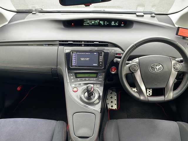 トヨタ プリウス S ツーリングセレ G’s 熊本県 2012(平24)年 12.6万km ホワイトパールクリスタルシャイン (株)IDOMが運営する【じしゃロン熊本店】の自社ローン対象車両になります。こちらは現金ご利用時の価格です。自社ローンご希望の方は別途その旨お申付け下さい。　/社外ナビ（CN-S300WD）/バックカメラ/フルセグテレビ/DVD/CD/Bluetooth接続/ETC/クルーズコントロール/HIDヘッドライト/オートライト/スマートキー/純正18インチアルミホイール