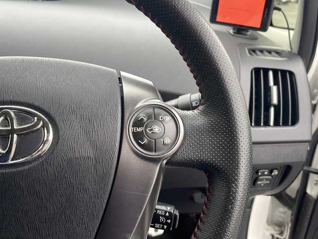 トヨタ プリウス S ツーリングセレ G’s 熊本県 2012(平24)年 12.6万km ホワイトパールクリスタルシャイン (株)IDOMが運営する【じしゃロン熊本店】の自社ローン対象車両になります。こちらは現金ご利用時の価格です。自社ローンご希望の方は別途その旨お申付け下さい。　/社外ナビ（CN-S300WD）/バックカメラ/フルセグテレビ/DVD/CD/Bluetooth接続/ETC/クルーズコントロール/HIDヘッドライト/オートライト/スマートキー/純正18インチアルミホイール