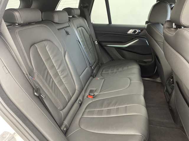 ＢＭＷ Ｘ５ xDrive 35d 岐阜県 2020(令2)年 2.2万km アルピンホワイトⅢ 12.3インチディスプレイオーディオ/ジェスチャーコントロール/Apple CarPlay /フルセグテレビ/AM FM/Bluetooth /音楽ライブラリ/Mスポーツ専用ステアリング/ステアリングリモコン/パドルシフト/ヘッドアップディスプレイ/全周囲カメラ/タッチパッド手書き入力機能/LEDヘッドライト/オートライト/オートハイビーム/置くだけ充電機/レザーシート/パワーシート(D/N席)/シートメモリ(D席)/シートヒーター(全席)/パワーバックドア/Mスポーツ専用20インチAW/純正ビルトインETC/純正前後ドラレコ/タイヤ空気圧警告機能/ドライバー注意喚起カメラ/標識認識機能/速度超過警告機能/正面・側面衝突警告機能/車線逸脱警告機能/車線変更警告機能/ステアリングサポート機能/レーンチェンジアシスト機能/PDC自動起動機能/アクティブPDC緊急ブレーキ/交差点警告機能/パーキングアシスト機能/後退アシスト機能/11色アンビエントライト/Mラップタイマー