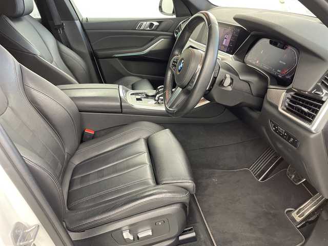 ＢＭＷ Ｘ５ xDrive 35d 岐阜県 2020(令2)年 2.2万km アルピンホワイトⅢ 12.3インチディスプレイオーディオ/ジェスチャーコントロール/Apple CarPlay /フルセグテレビ/AM FM/Bluetooth /音楽ライブラリ/Mスポーツ専用ステアリング/ステアリングリモコン/パドルシフト/ヘッドアップディスプレイ/全周囲カメラ/タッチパッド手書き入力機能/LEDヘッドライト/オートライト/オートハイビーム/置くだけ充電機/レザーシート/パワーシート(D/N席)/シートメモリ(D席)/シートヒーター(全席)/パワーバックドア/Mスポーツ専用20インチAW/純正ビルトインETC/純正前後ドラレコ/タイヤ空気圧警告機能/ドライバー注意喚起カメラ/標識認識機能/速度超過警告機能/正面・側面衝突警告機能/車線逸脱警告機能/車線変更警告機能/ステアリングサポート機能/レーンチェンジアシスト機能/PDC自動起動機能/アクティブPDC緊急ブレーキ/交差点警告機能/パーキングアシスト機能/後退アシスト機能/11色アンビエントライト/Mラップタイマー