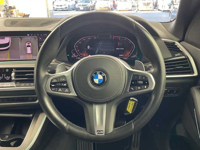 ＢＭＷ Ｘ５ xDrive 35d 岐阜県 2020(令2)年 2.2万km アルピンホワイトⅢ 12.3インチディスプレイオーディオ/ジェスチャーコントロール/Apple CarPlay /フルセグテレビ/AM FM/Bluetooth /音楽ライブラリ/Mスポーツ専用ステアリング/ステアリングリモコン/パドルシフト/ヘッドアップディスプレイ/全周囲カメラ/タッチパッド手書き入力機能/LEDヘッドライト/オートライト/オートハイビーム/置くだけ充電機/レザーシート/パワーシート(D/N席)/シートメモリ(D席)/シートヒーター(全席)/パワーバックドア/Mスポーツ専用20インチAW/純正ビルトインETC/純正前後ドラレコ/タイヤ空気圧警告機能/ドライバー注意喚起カメラ/標識認識機能/速度超過警告機能/正面・側面衝突警告機能/車線逸脱警告機能/車線変更警告機能/ステアリングサポート機能/レーンチェンジアシスト機能/PDC自動起動機能/アクティブPDC緊急ブレーキ/交差点警告機能/パーキングアシスト機能/後退アシスト機能/11色アンビエントライト/Mラップタイマー