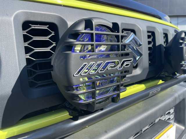 スズキ ジムニー XC 千葉県 2018(平30)年 6万km キネティックイエロー/ブラック スズキセーフティサポート/〇ブレーキサポート/〇誤発信抑制機能/〇車線逸脱防止機能/クルーズコントロール/社外8インチナビ（ケンウッド）/・AM/FM/BTオーディオ/フルセグTV/YOKOHAMA　GEOLANDAR X-AT16インチタイヤ/社外マフラー/IPFオフロードランプ/ルーフキャリア/リアラダー/アルミペダル/ヒルホールドコントロール/ヒルディセントコントロール/ヒーテッドミラー/ヘッドランプウォッシャー/オートライト/ETC/LEDヘッドライト/社外16インチAW/保証書/取扱説明書