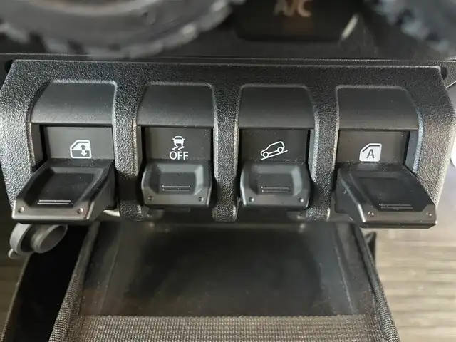 スズキ ジムニー XC 千葉県 2018(平30)年 6万km キネティックイエロー/ブラック スズキセーフティサポート/〇ブレーキサポート/〇誤発信抑制機能/〇車線逸脱防止機能/クルーズコントロール/社外8インチナビ（ケンウッド）/・AM/FM/BTオーディオ/フルセグTV/YOKOHAMA　GEOLANDAR X-AT16インチタイヤ/社外マフラー/IPFオフロードランプ/ルーフキャリア/リアラダー/アルミペダル/ヒルホールドコントロール/ヒルディセントコントロール/ヒーテッドミラー/ヘッドランプウォッシャー/オートライト/ETC/LEDヘッドライト/社外16インチAW/保証書/取扱説明書