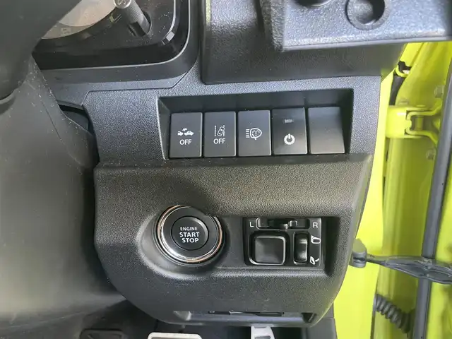 スズキ ジムニー XC 千葉県 2018(平30)年 6万km キネティックイエロー/ブラック スズキセーフティサポート/〇ブレーキサポート/〇誤発信抑制機能/〇車線逸脱防止機能/クルーズコントロール/社外8インチナビ（ケンウッド）/・AM/FM/BTオーディオ/フルセグTV/YOKOHAMA　GEOLANDAR X-AT16インチタイヤ/社外マフラー/IPFオフロードランプ/ルーフキャリア/リアラダー/アルミペダル/ヒルホールドコントロール/ヒルディセントコントロール/ヒーテッドミラー/ヘッドランプウォッシャー/オートライト/ETC/LEDヘッドライト/社外16インチAW/保証書/取扱説明書