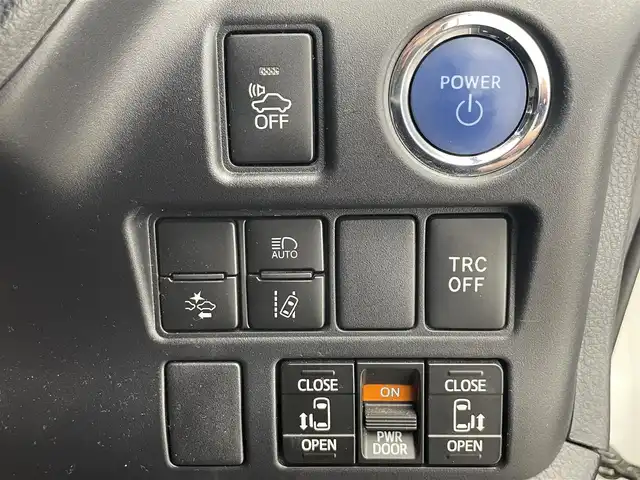 トヨタ ヴォクシー ハイブリッド ZS 煌 滋賀県 2018(平30)年 5.9万km ホワイトパールクリスタルシャイン 禁煙車/純正10型ナビ/Bluetooth／CD／DVD／フルセグTV/バックカメラ/シートヒーター/ＥＴＣ/クルーズコントロール/プリクラッシュセーフティ/レーンディパーチャーアラート/プッシュスタート/両側パワースライドドア/LED/オートライト/オートマチックハイビーム（AHB）/純正アルミホイール