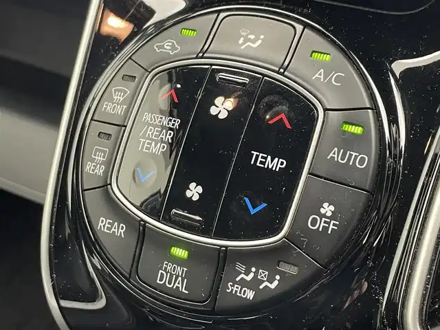 トヨタ ヴォクシー ハイブリッド ZS 煌 滋賀県 2018(平30)年 5.9万km ホワイトパールクリスタルシャイン 禁煙車/純正10型ナビ/Bluetooth／CD／DVD／フルセグTV/バックカメラ/シートヒーター/ＥＴＣ/クルーズコントロール/プリクラッシュセーフティ/レーンディパーチャーアラート/プッシュスタート/両側パワースライドドア/LED/オートライト/オートマチックハイビーム（AHB）/純正アルミホイール